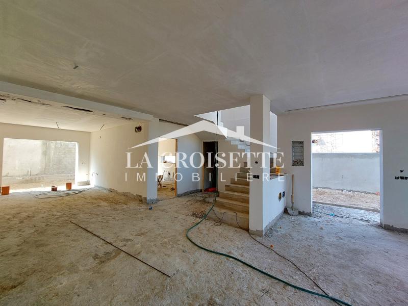 Villa S+3 inachevée à La Soukra